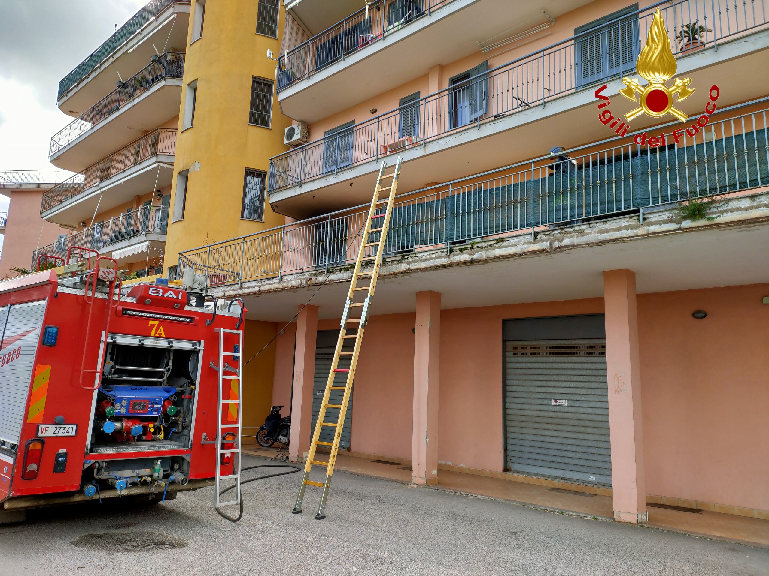 A Fuoco Un Appartamento In Una Palazzina Le Fiamme Raggiungono Gli