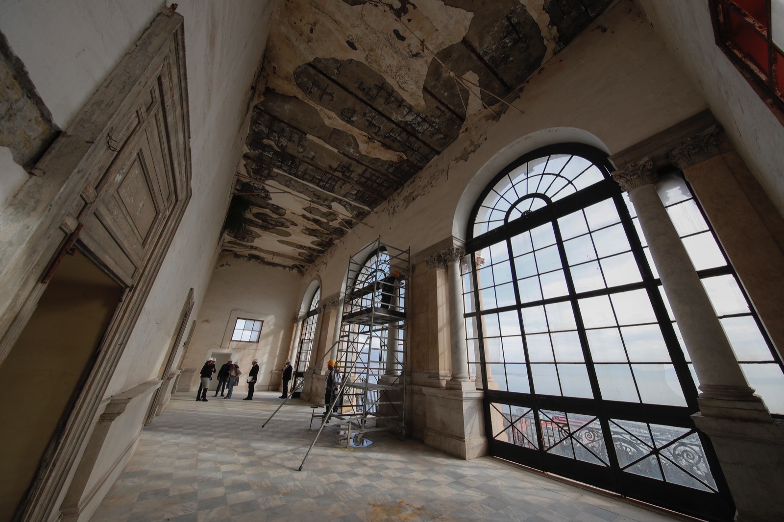 Dal Belvedere Del Palazzo Reale Di Napoli Una Prospettiva Unica Della