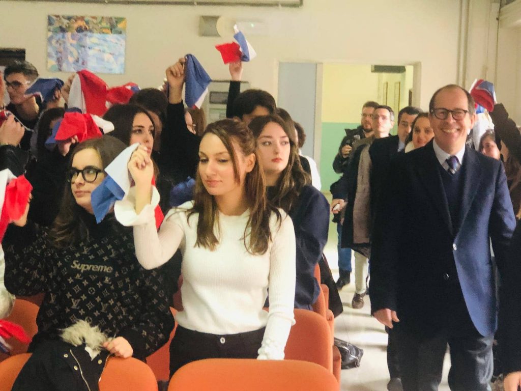 Le Foto Questa Mattina Il Console Di Francia M Burin Des Roziers Al Liceo Manzoni Di Caserta