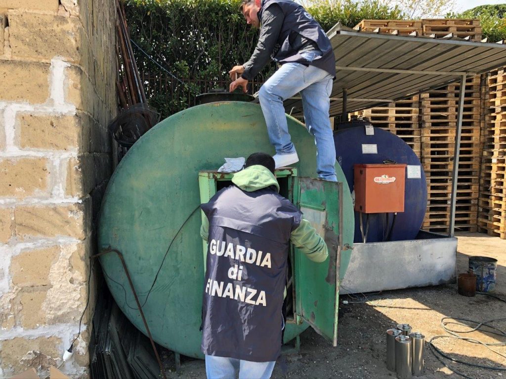 Sequestrato Un Rimessaggio Abusivo Di Camion, Due Cisterne Con 6000 ...