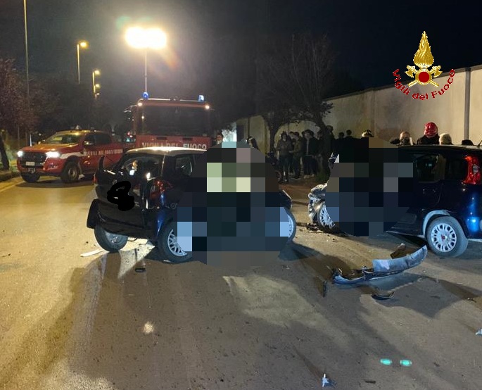 Violento Incidente Ad Aversa, Scontro Tra Due Auto: Tre Feriti – Vivi ...