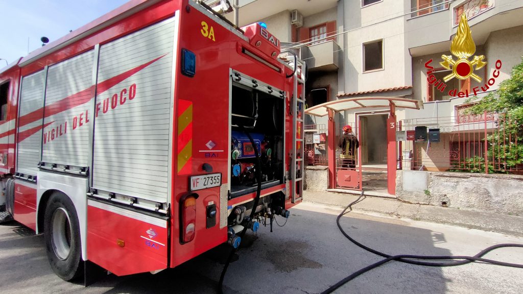 LE FOTO. Divampa Incendio In Un Appartamento. Arrivano I Vigili Del ...