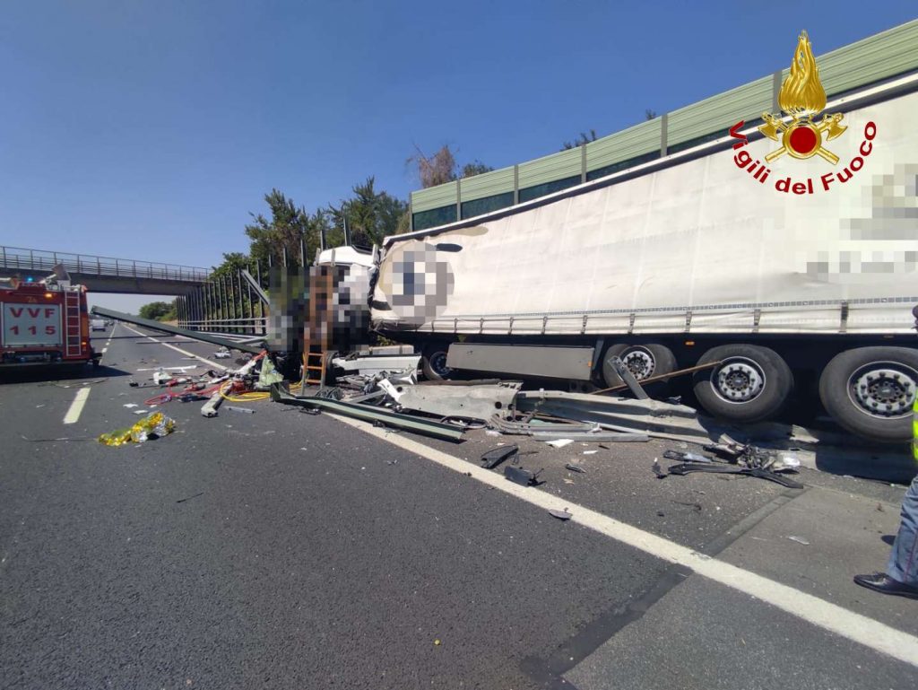 Terribile Incidente In Autostrada. Autista Incastrato Tra Le Lamiere ...